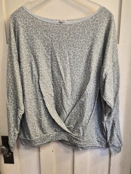 white birch Tops - EUC White Birch Gray Leopard Twist Front Long Sleeve Top XL